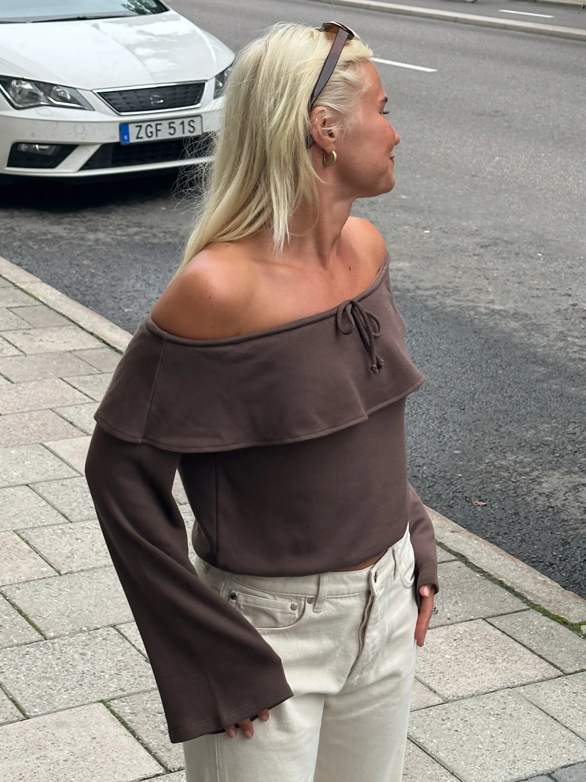 Djerf Avenue Morena Off Shoulder Topp Brun Outlet