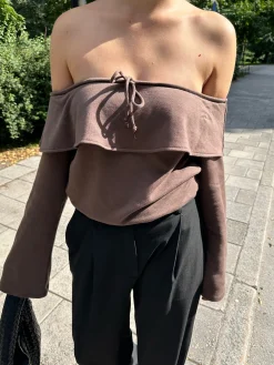 Djerf Avenue Morena Off Shoulder Topp Brun Outlet