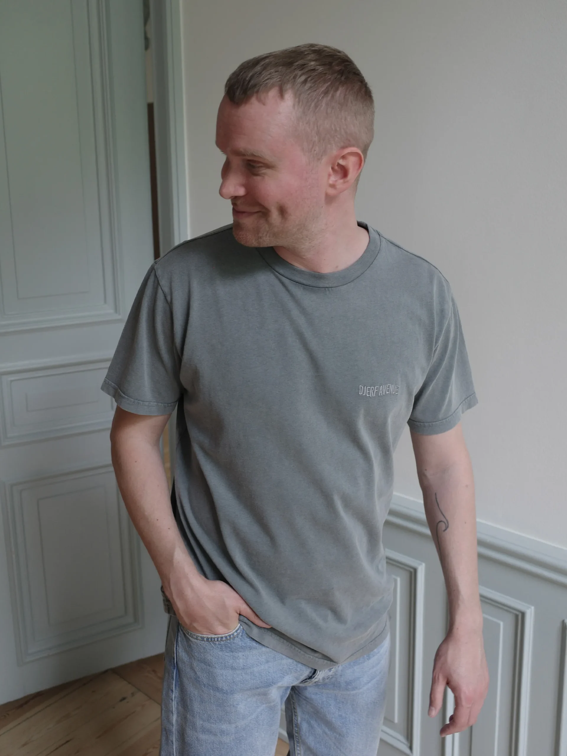 Djerf Avenue Rak Passform T-Shirt Tvattad Gra Store