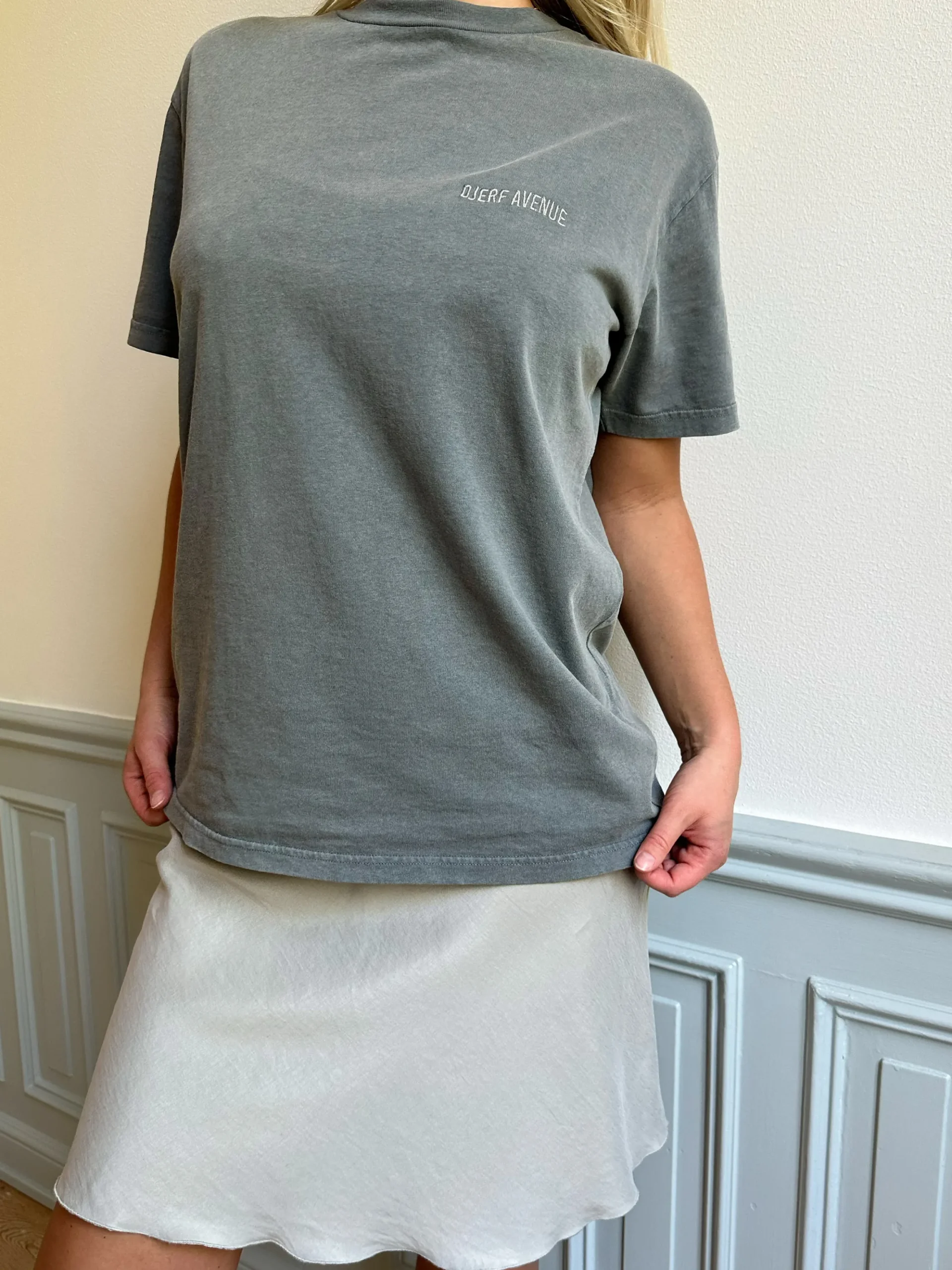 Djerf Avenue Rak Passform T-Shirt Tvattad Gra Store