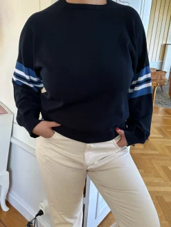 Djerf Avenue Randig Arm Crewneck Bla Hot