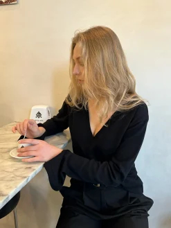 Djerf Avenue Remake Getaway V-Ringad Topp Svart Shop