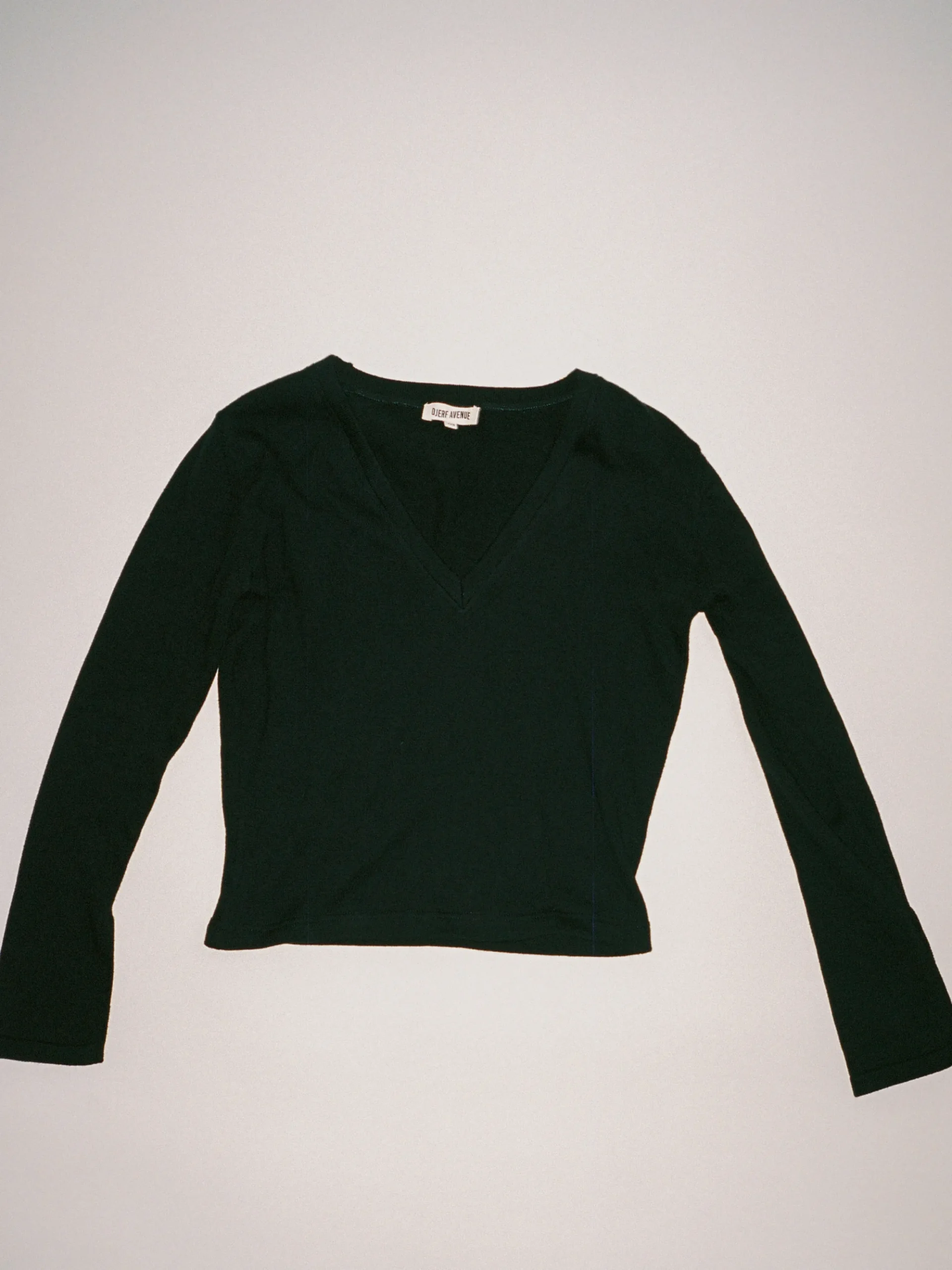 Djerf Avenue Remake Getaway V-Ringad Topp Svart Shop