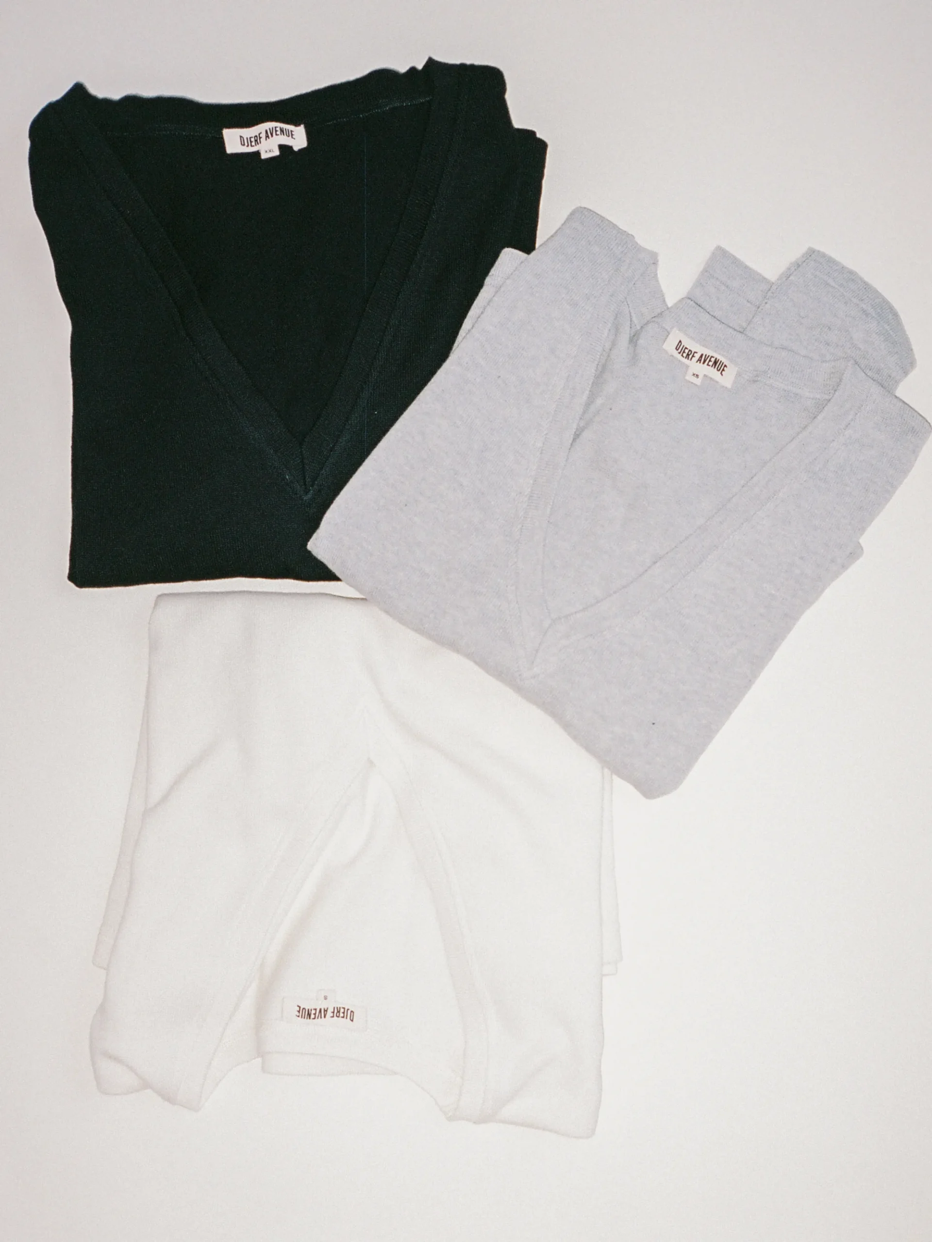 Djerf Avenue Remake Getaway V-Ringad Topp Svart Shop