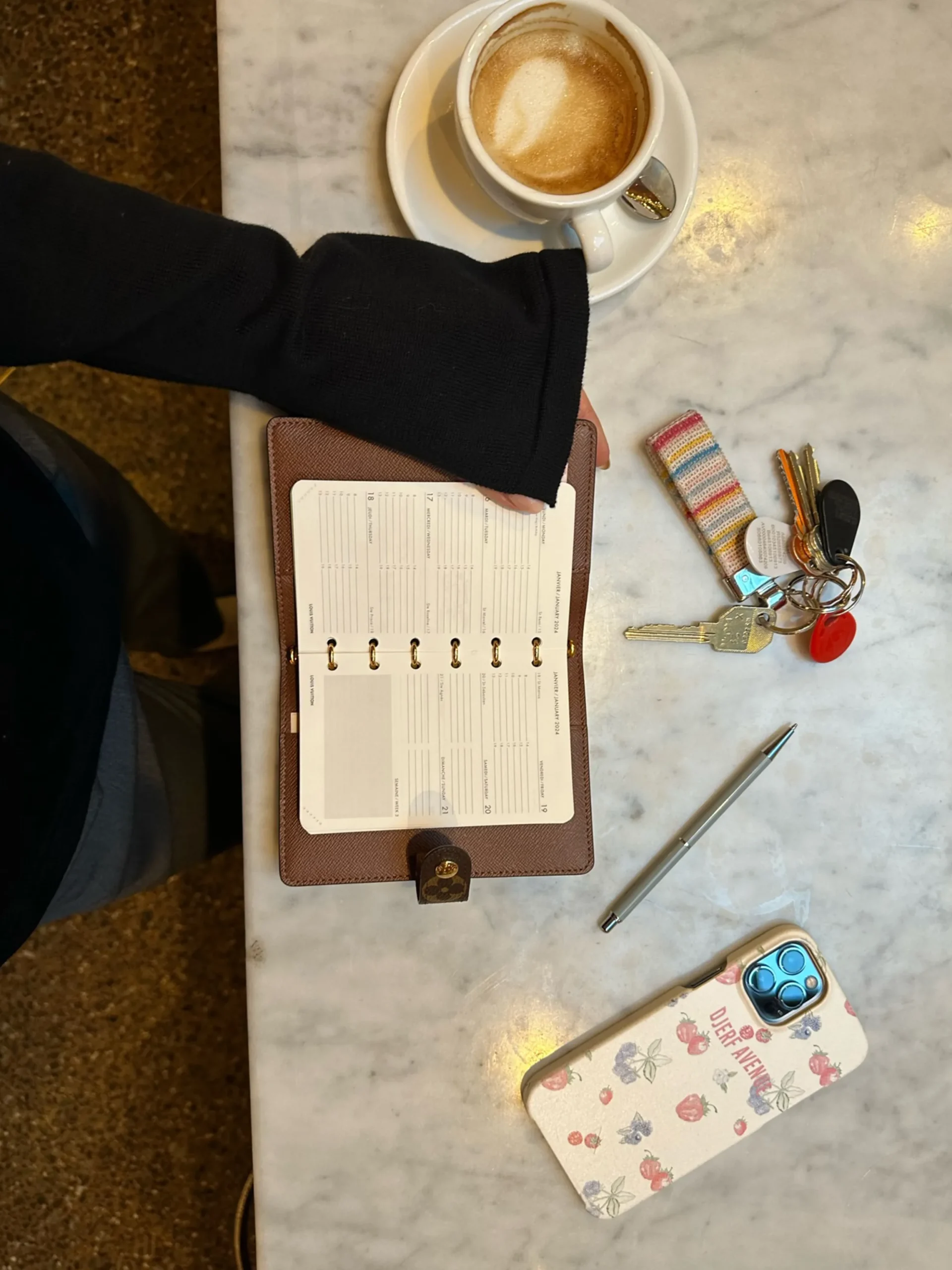 Djerf Avenue Remake Getaway V-Ringad Topp Svart Shop